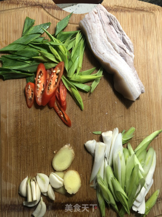 不辣的回锅肉的做法步骤：1