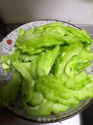 酱香苦瓜的做法步骤：1