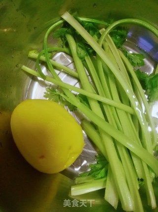 芹菜土豆丝的做法步骤：1