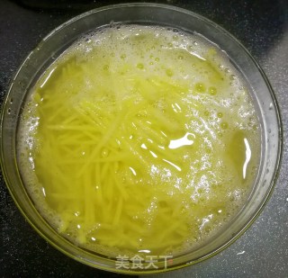 芹菜土豆丝的做法步骤：2