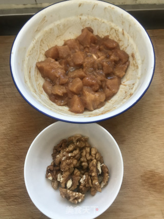 酱爆桃仁鸡丁的做法步骤：2