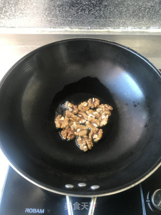 酱爆桃仁鸡丁的做法步骤：4