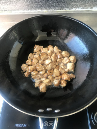 酱爆桃仁鸡丁的做法步骤：5