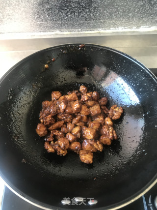酱爆桃仁鸡丁的做法步骤：8