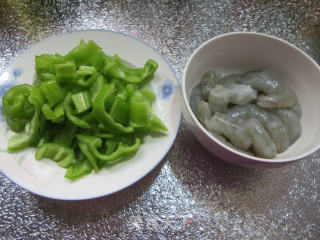 青椒虾仁炒铁棍山药粉条的做法步骤：2