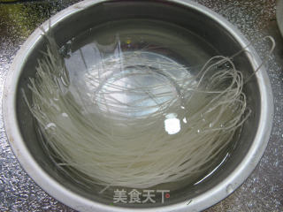 青椒虾仁炒铁棍山药粉条的做法步骤：3