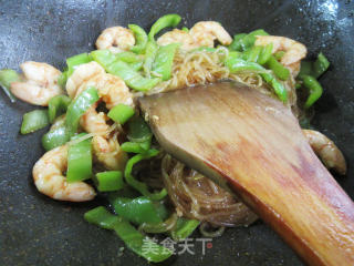 青椒虾仁炒铁棍山药粉条的做法步骤：11