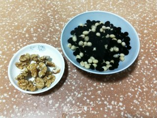核桃黑豆黄豆浆的做法步骤：1