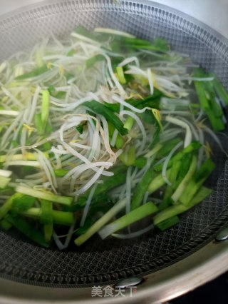 蒜蓉辣酱拌绿豆芽的做法步骤：6