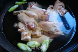黄豆猪蹄的做法步骤：1