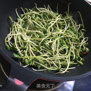 蒜香炒豆苗的做法步骤：6