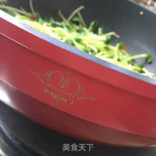 蒜香炒豆苗的做法步骤：8