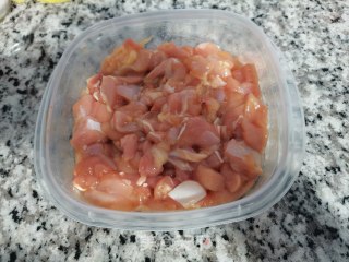 辣子鸡丁的做法步骤：1