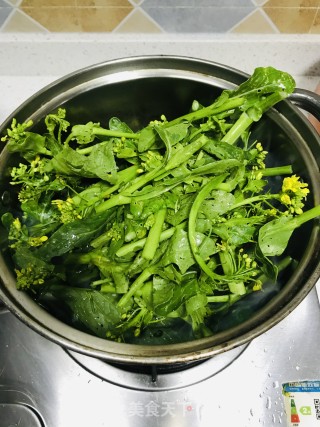 芝麻拌菜心的做法步骤：2