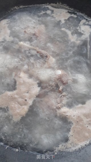 粉葛煲猪骨的做法步骤：2