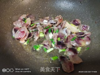 香肠烧中豆腐的做法步骤：2