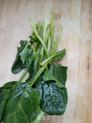 菠菜炒鸡肝的做法步骤：2