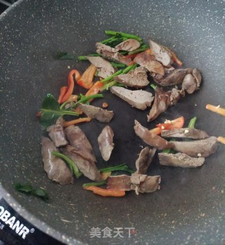 菠菜炒鸡肝的做法步骤：6