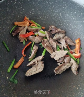 菠菜炒鸡肝的做法步骤：7
