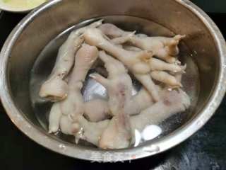 酸辣无骨凤爪的做法步骤：2