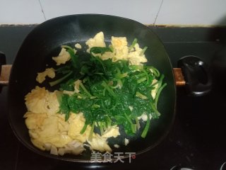 菠菜炒鸡蛋的做法步骤：7