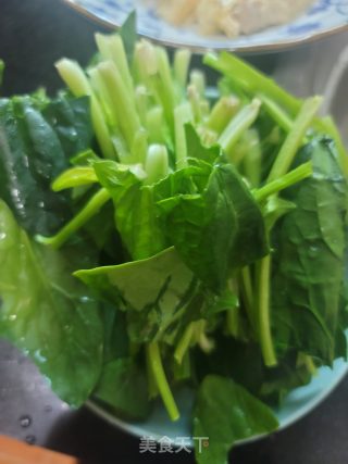 老干妈拌菠菜粉条的做法步骤：2