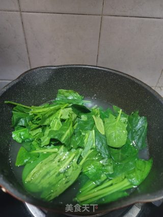 老干妈拌菠菜粉条的做法步骤：3