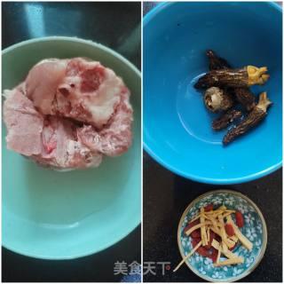 排骨炖羊肚菌的做法步骤：1