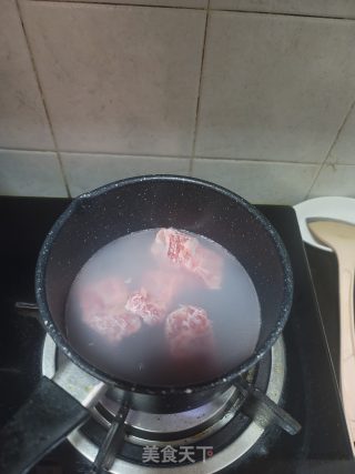 排骨炖羊肚菌的做法步骤：2