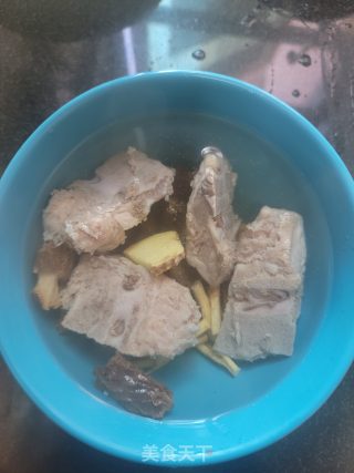排骨炖羊肚菌的做法步骤：3