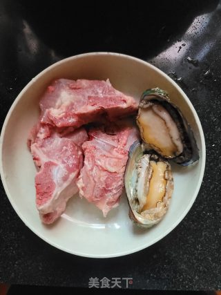 排骨炖鲍鱼的做法步骤：1