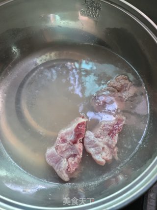 排骨炖鲍鱼的做法步骤：2