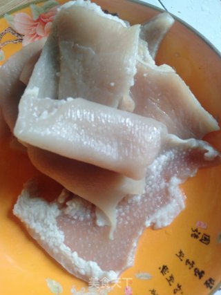 土豆烧肉皮的做法步骤：1
