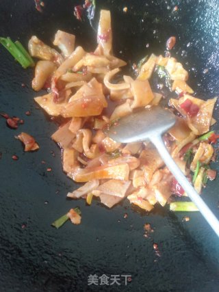 土豆烧肉皮的做法步骤：4