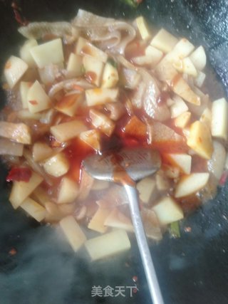 土豆烧肉皮的做法步骤：5