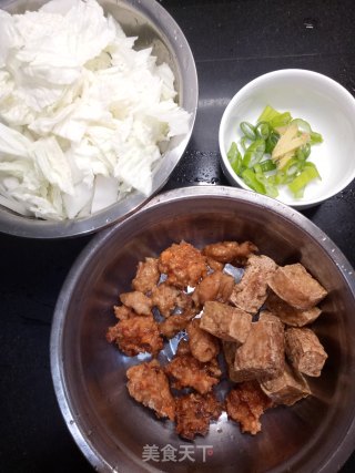 白菜豆腐炖肉丸的做法步骤：1
