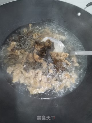 木耳汆肉汤的做法步骤：5
