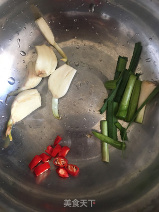 辣椒炒黑豆芽的做法步骤：2