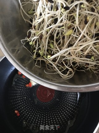 辣椒炒黑豆芽的做法步骤：4