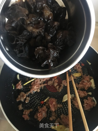 牛肉末炒黑木耳的做法步骤：8