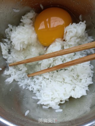 米饭鹅蛋饼的做法步骤：1