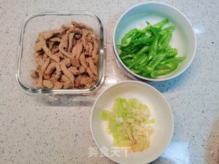 青椒肉丝炒面的做法步骤：1