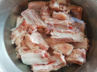 果香糖醋排骨的做法步骤：1