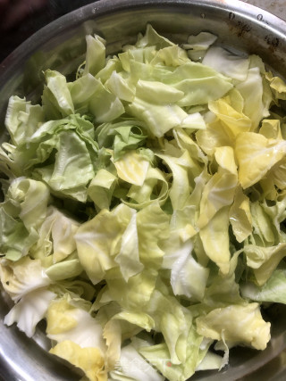 鸡蛋炒粉丝包菜的做法步骤：1