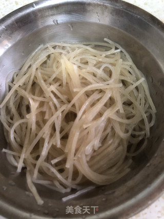 鸡蛋炒粉丝包菜的做法步骤：2