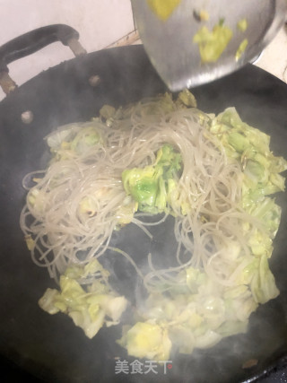 鸡蛋炒粉丝包菜的做法步骤：7