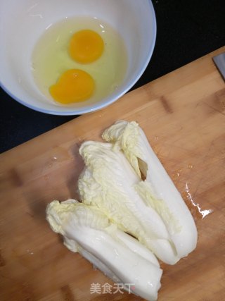 白菜炒鸡蛋的做法步骤：1