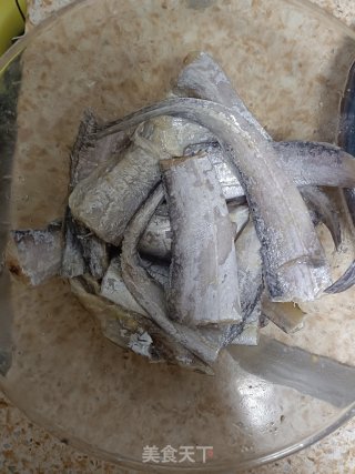 香酥带鱼的做法步骤：1