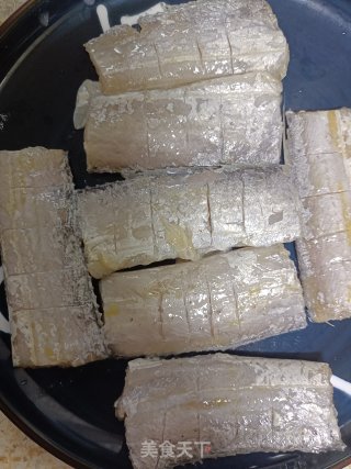 香酥带鱼的做法步骤：2