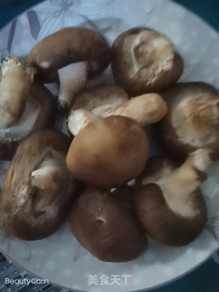 香菇油菜的做法步骤：1